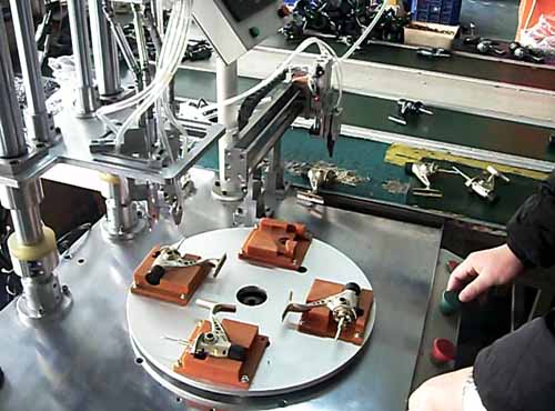 轉(zhuǎn)臺式自動擰螺絲機(jī)的應(yīng)用案例